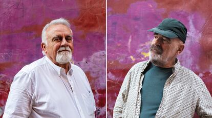 Rodrigo, (con gorra) y Manuel, retratados frente a frente en una callejuela de Granada. 