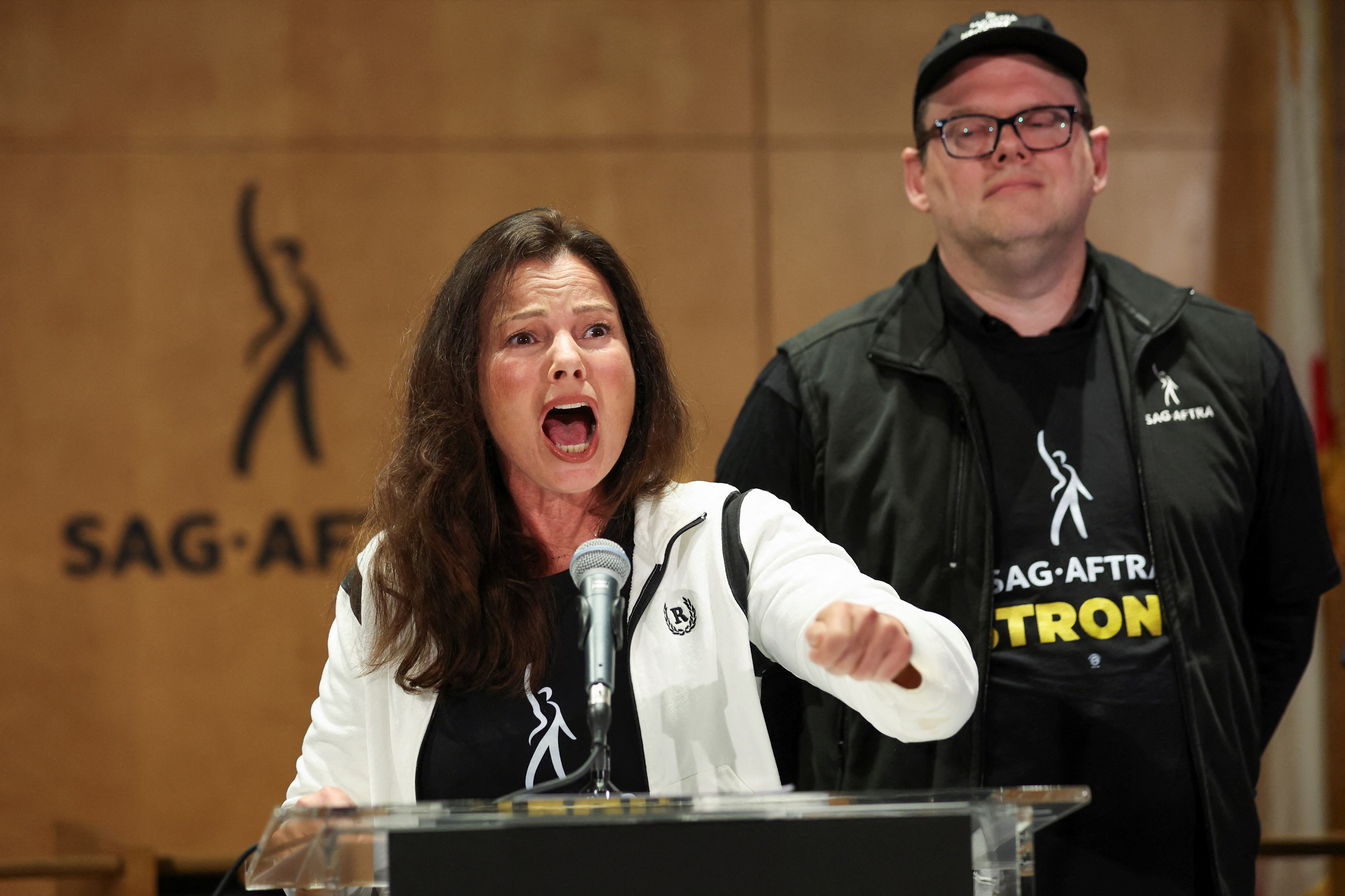 Fran Drescher, presidenta del sindicato SAG-AFTRA, y Duncan Crabtree-Ireland, director ejecutivo y jefe de los negociadores, durante la rueda de prensa celebrada en Los Ángeles el 13 de julio de 2023.