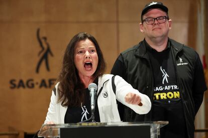 La presidenta de SAG-AFTRA, Fran Drescher, y el jefe de los negociadores del sindicato, Duncan Crabtree-Ireland, el 13 de julio en su sede de Los Ángeles, tras anunciar que iban a la huelga.