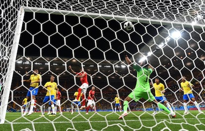 Steven Zuber de Suiza anota el empate ante Brasil.