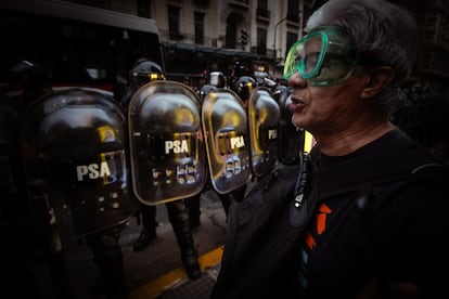 Un jubilado choca con el cordón de las fuerzas de seguridad para impedir el paso durante la protesta que se realiza todos los miércoles.