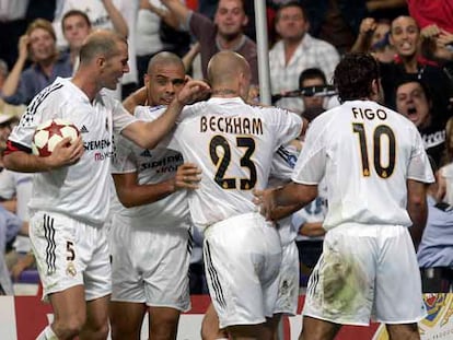 Zidane, Ronaldo, Beckham y Figo celebran un gol al Roma, en 2004, en la Liga de Campeones.