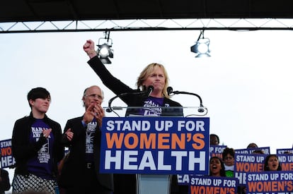 La pareja ha demostrado en varias ocasiones su activismo. En la imagen, los dos con su hija, Lilly Harris, en la marcha por los derechos reproductivos de las mujeres celebrada en Washington en 2011.