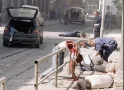 Muertos y heridos yacen mutilados frente al mercado de Sarajevo, en 1995.