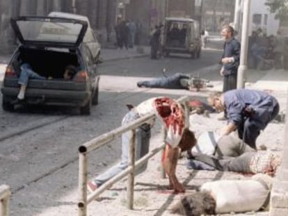 Muertos y heridos yacen mutilados frente al mercado de Sarajevo, en 1995.