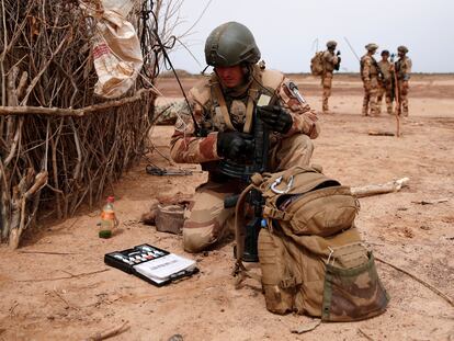 Un militar francés emplea un kit de detección de explosivos en Malí en julio de 2019