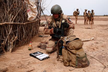 Un militar francés emplea un kit de detección de explosivos en Malí en julio de 2019