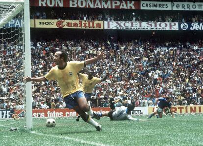 21 de junio de 1970. Tostao y Pelé, detrás, celebran el primer gol de los brasileños en la final entre Brasil (4) e Italia (2), en el estadio Azteca de Ciudad de México.