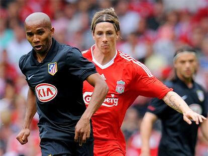 Assunção controla el balón ante la presión de Fernando Torres.