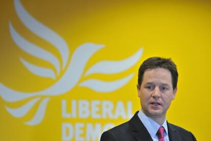 El candidato de los liberales-demócratas al cargo de primer ministro británico, Nick Clegg, durante una conferencia de prensa celebrada el pasado 21 de abril en Londres.