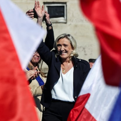 French far-right leader Marine Le Pen waves to the crowd, during a rally in support of her, after calling for a peaceful mobilisation following Marine Le Pen's conviction for embezzlement of EU funds, resulting in her being barred from running for office for five years, in Paris, France, April 6, 2025. REUTERS/Gonzalo Fuentes
