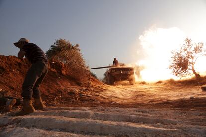 Miembros del ejército rebelde de la brigada Al-Furqan combaten cerca de la base militar al-Mastouma, controlada por las fuerzas armadas sirias cerca de la ciudad de Idlib.