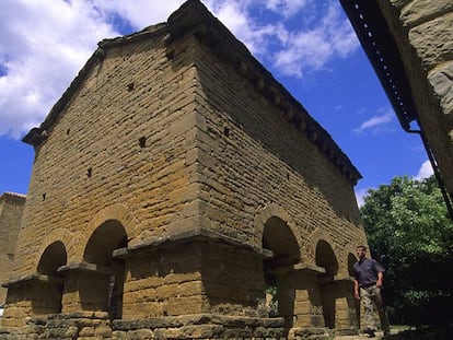 El hórreo medieval de Iracheta, en la ruta del románico de la Valdorba ( Navarra).