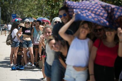 Llargues cues sota un sol intens a l'espera del concert de Beyonc.