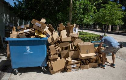 Las cajas de libros se apilan en los contenedores de cartón. Este año los organizadores medirán la huella de carbono y las emisiones del evento y para compensar su impacto se repartirán unos 1.200 cepellones entre los visitantes para que planten nuevos árboles.