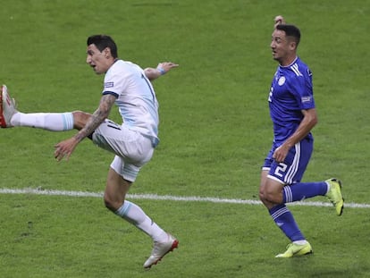 Di María ante PIris en el Argentina-Paraguay.