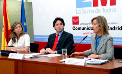 El consejero de Economía y Hacienda, Percival Manglano, junto a la directora regional de Consumo, Carmen Martínez de Sola (a la derecha).