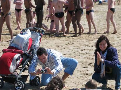 Una familia con niños comparte playa con un grupo de universitarios británicos.