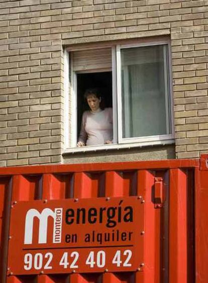 Una vecina de Badalona observando un generador bajo su casa.