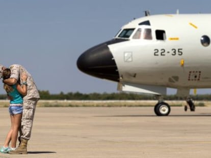 Un militar se despide de su hija en la base de Morón (Sevilla).