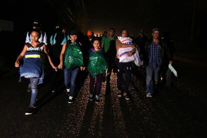 Un grupo de migrantes hondureños incian el recorrido de 180 kilómetros hacia el norte de Tegucigalpa. Alrededor de 2.500 personas que participaron en la primera caravana aún se encuentran en Tijuana y otros 7.270 regresaron al país, según las autoridades de Honduras.