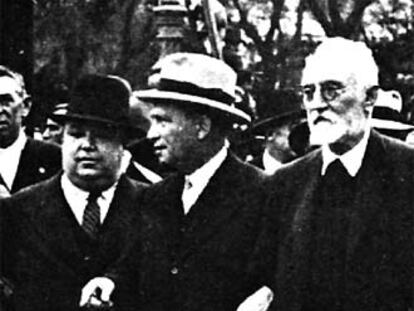 Manifestación del 1 de mayo de 1931 en Madrid. Francisco Largo Caballero, entre Miguel de Unamuno (derecha) y el entonces alcalde de Madrid, Pedro Rico.