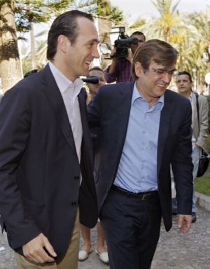 El nuevo presidente de Baleares, José Ramón Bauzá (PP), y el mandatario saliente, Francesc Antich (PSIB-PSOE), antes de entrar en una reunión para el traspaso de poderes.