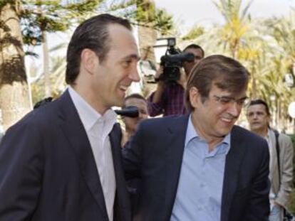 El nuevo presidente de Baleares, José Ramón Bauzá (PP), y el mandatario saliente, Francesc Antich (PSIB-PSOE), antes de entrar en una reunión para el traspaso de poderes.