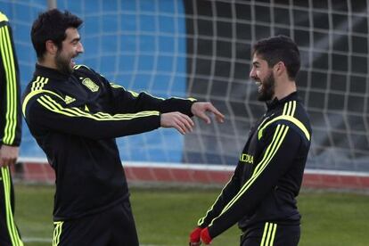 Albiol e Isco bromean en un entrenamiento.