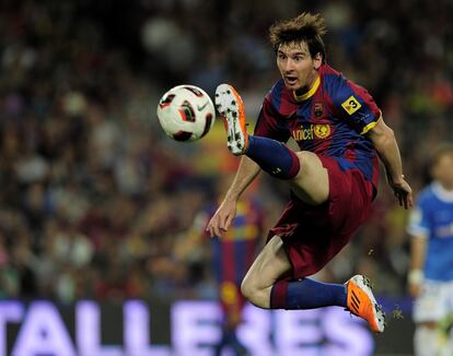 Leo Messi intenta controlar un balón que le llega por alto.