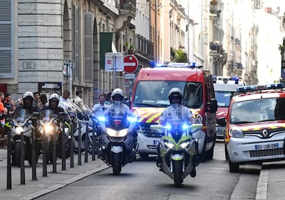 El hombre estaba anoche en fuga. Los trece heridos fueron trasladados de inmediato a los hospitales de la ciudad, pero ninguno de ellos presentaba heridas que pudieran poner en riesgo su vida, según informaron fuentes policiales. En la imagen, dos motos de la Policía escoltan una ambulancia en las proximidades de la explosión.