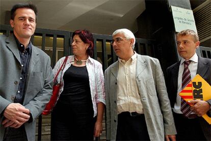 Los miembros de ERC Josep Vall, Carme Capdevila y Manel Balcells y el abogado Jordi Lapiedra presentan la demanda.