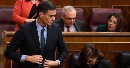 Pedro Sánchez abandona su escaño tras el rechazo del Congreso a los presupuestos.