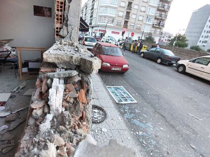 Interior de la sede socialista en A Estrada (Pontevedra) tras la explosión.
