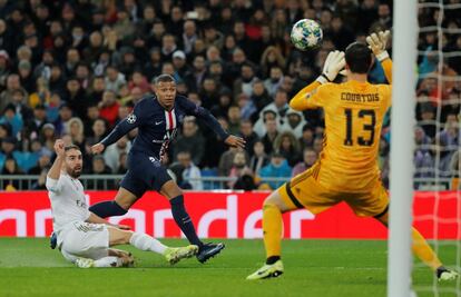 Courtois defende chute de Mbappé em Paris.