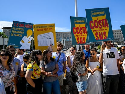 Concentración de médicos ante el hospital Santa María, en Lisboa, durante una jornada de huelga celebrada el 5 de julio.