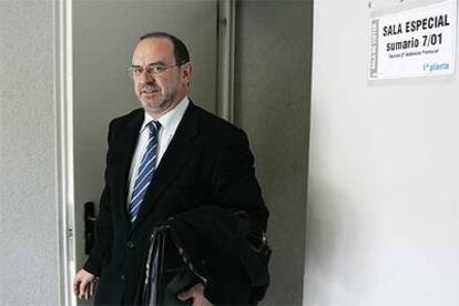 Francisco Bueno, ayer, a la salida del juzgado después de declarar en el <b><i>caso Maeso</b></i>.