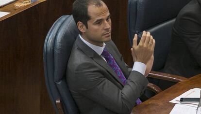 El portavoz de Ciudadanos, Ignacio Aguado, ayer durante la intervención de Cristina Cifuentes en el debate de estado de la región.