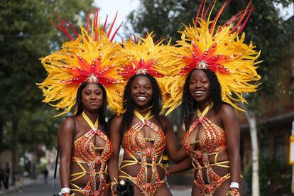 Mujers disfrazadas antes del desfile de carnaval de Notting Hill.
