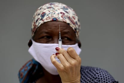 Una mujer espera recibir su primera inyección en el quilombo Kalunga Vao.