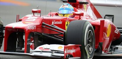 Alonso rueda en el circuito de Valencia.