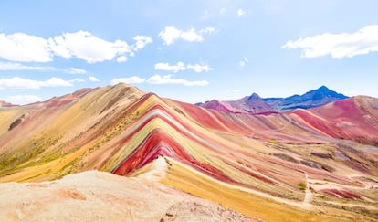 Se la conoce también como la montaña Arcoíris o de los Siete Colores. Viendo la fotografía, sobra explicar por qué. Esta joya geológica desde la que se divisa el inmenso pico nevado del Ausangate, en la cordillera de los Andes, <a href="http://www.peru.travel/es-pe" target="_blank">en la región de Cusco (Perú)</a>, mide 5.200 metros de altura y es uno de los principales atractivos turísticos de la zona. Es el hogar de cóndores, gatos andinos o vicuñas. Tiene dos accesos: desde Cusipata, para enfrentar el ascenso por su lado oeste, o desde Pitumarca, por el sureste.