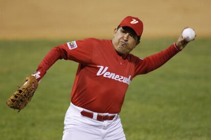 Hugo Chávez, durante un partido de béisbol amistoso el viernes en Caracas.