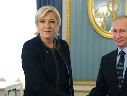 O presidente russo, Vladimir Putin, com a candidata francesa Marine Le Pen.