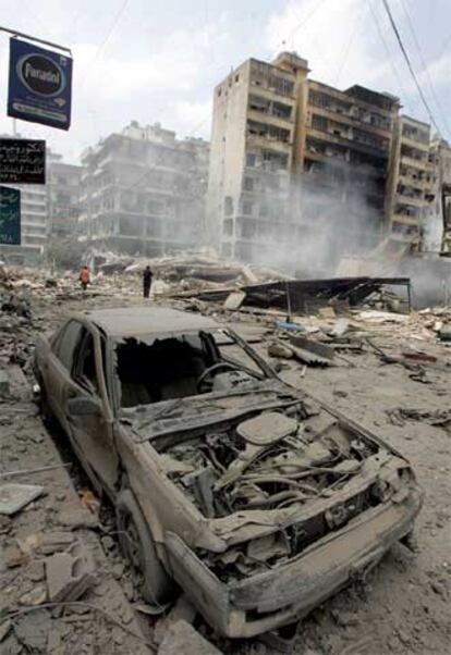 Edificios y coches destruidos por los bombardeos israelíes en el sur de Beirut.