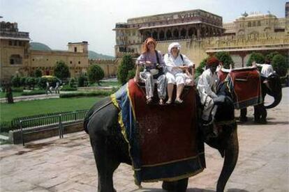 Las autoras, a lomos de un elefante en Amber Fort, Jaipur.