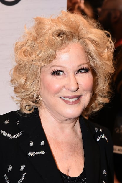 Bette Milder (73 años)
Como en el caso de Barbra Streisand, de su dilatada carrera, Midler parece estar obsesionada con dos películas: aquella por la que le dieron el Oscar (La Rosa), y la que, seguramente, más espectadores han visto (El retorno de las brujas). Fuera de esos recuerdos, es un perfil de lo más floral, y con un uso un pelín abusivo de los filtros de Instagram, la verdad.