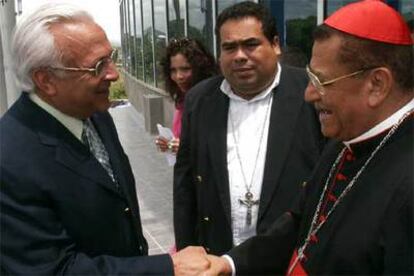 José Rizo (izquierda) saluda al cardenal Miguel Obando el pasado fin de semana, durante la apertura de la campaña