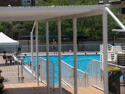 Varias personas apuran el baño en la piscina pública de Peñuelas, en el distrito de Arganzuela de Madrid, poco antes del cierre el 4 de julio de 2023.