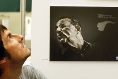 Un joven contempla uno de los anuncios presentados al festival publicitario El Sol del año pasado.